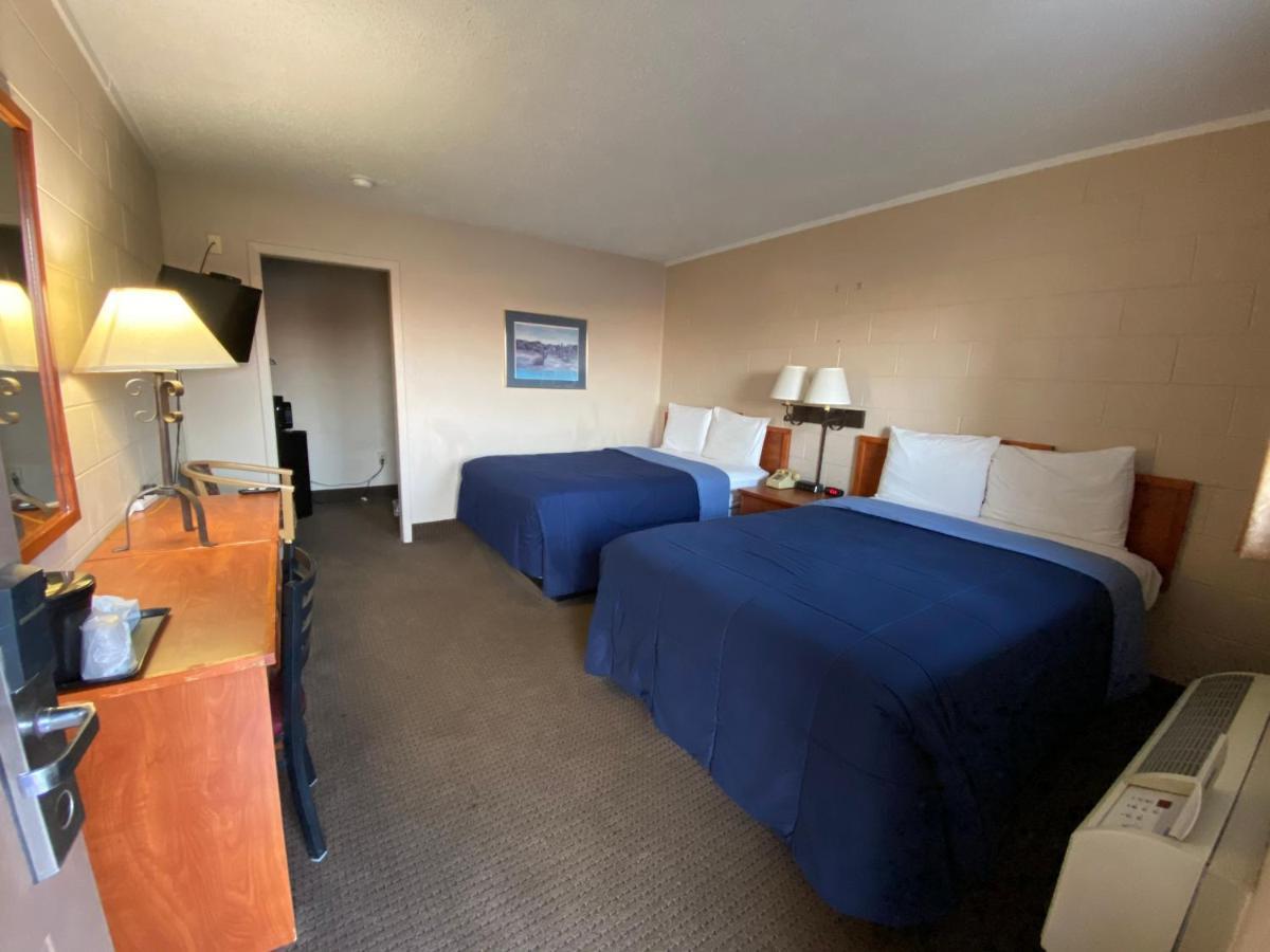 Regency Inn Dodge City Exterior photo